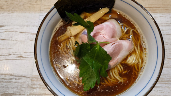 「伊吹いりこの中華そば　黒　1000円」@中華そば 四つ葉の写真