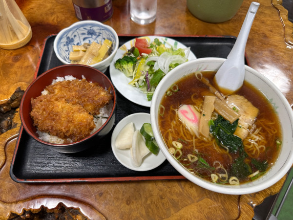 「すみちゃんと醤油ラーメンのセット1,150円」@柿の木の写真