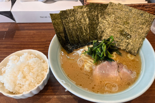 「ラーメン+のり+ライス」@横浜家系 せいせき家の写真