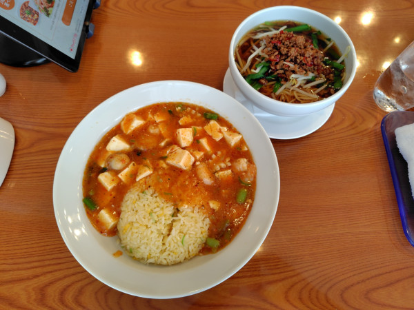 「海の幸麻婆あんかけ炒飯ハーフ担々麺付（期間限定）1380円」@チャイナテーブルの写真