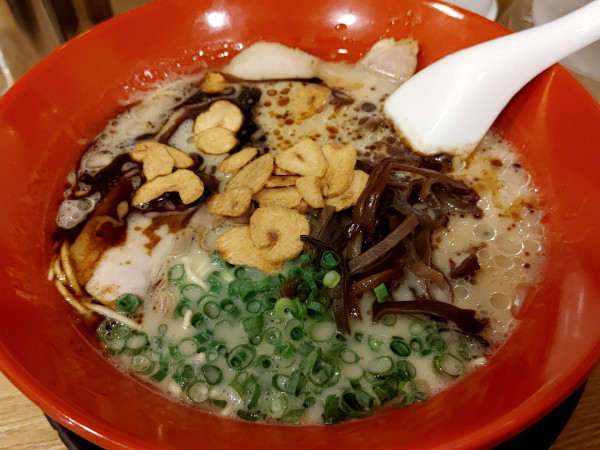 「黒マー油豚骨ラーメン（680円）」@豚骨ラーメン 福の軒の写真
