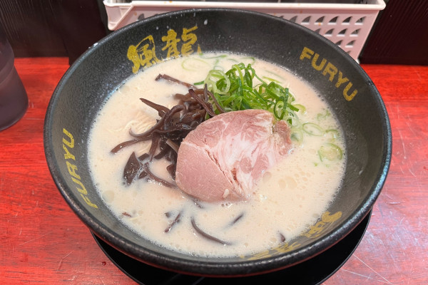 「とんこつラーメン」@とんこつラーメン 博多風龍 渋谷店の写真