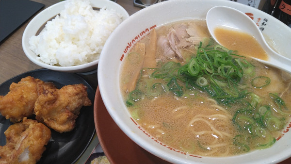 「ラーメン、ライス中盛り、唐揚げ3個」@ラーメン横綱 名古屋伏見店の写真