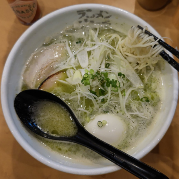 「ラーメンジェノバ＋玉子入り(1040円)」@ラーメン海鳴 博多デイトス店の写真