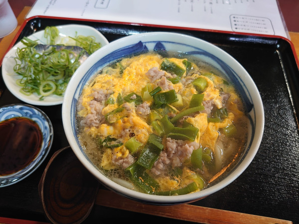 「肉とじうどん+イワシ寿司」@手打ち ごえもんうどんの写真