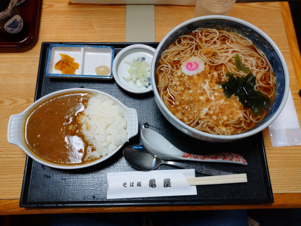 「たぬきそば（700円）＋ミニカレー（300円）」@そば処 亀屋の写真