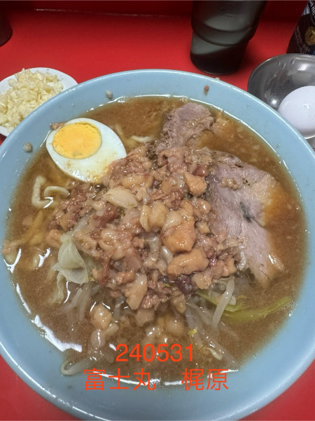 「ラーメン半分＋生玉子　1,000+100」@ラーメン富士丸 明治通り都電梶原店の写真