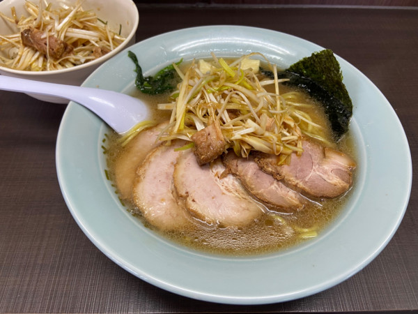 「ネギチャーシューメン（硬め）＋ネギ丼」@ラーメンショップ椿 ひたちなか店の写真