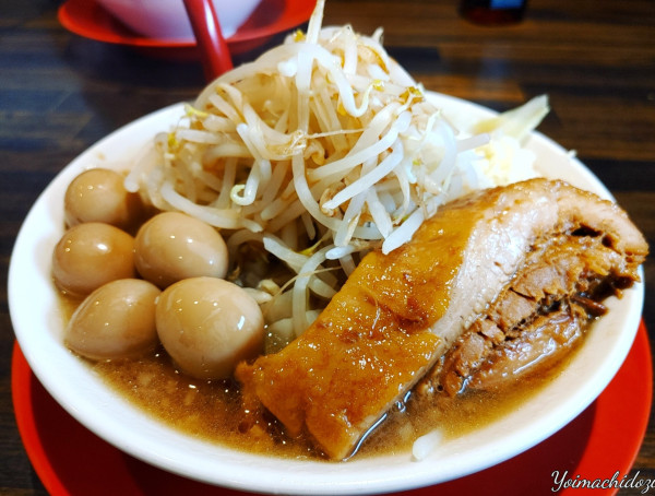 「らーめん（880円）、うずら（５個：150円）」@麺と飯 トンじろの写真
