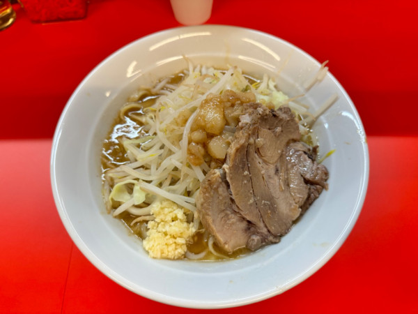 「ラーメン麺200g(ニンニク少アブラ普通ヤサイ少)1000円」@ラーメン ノックアウト 小松川店の写真