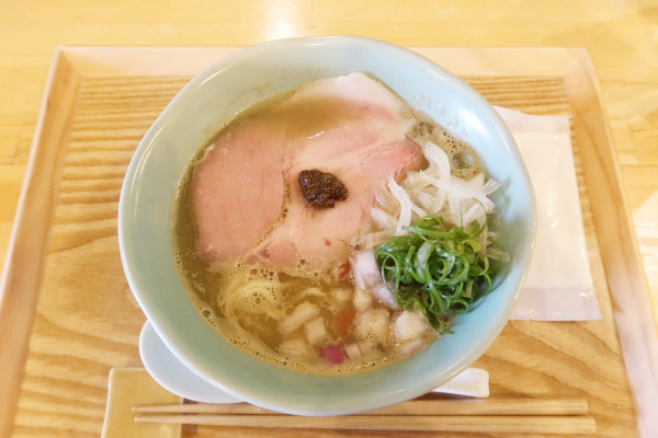 「nibo（にぼしスープの塩ラーメン）￥８８０」@ramen&coffee spring'sの写真