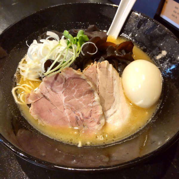 「こってり天下下品ラーメン（￥850）＋キクラゲ（￥100）」@天下下品 このぶたぶた野郎食堂の写真