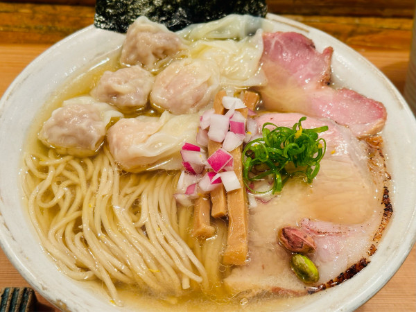 「塩いりこらあ 1,250円 追加ワンタン 250円×2」@Homemade Ramen 麦苗の写真