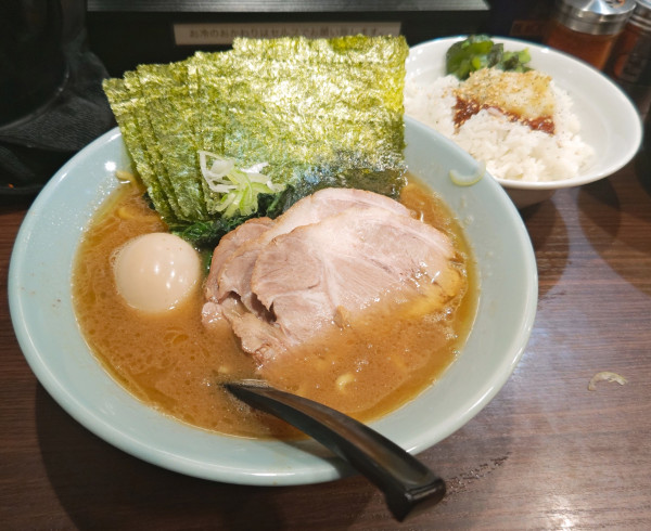 「ラーメン全部乗せ￥1,250+ライス￥100」@横浜家系らーめん侍 渋谷本店の写真