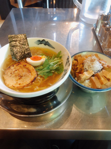 「ゆず塩ラーメン　淡麗　真空手揉み麺　肉ごはん」@ZUND-BARの写真