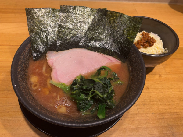 「豚骨醤油ラーメン＋半ライス」@麺家 燻の写真