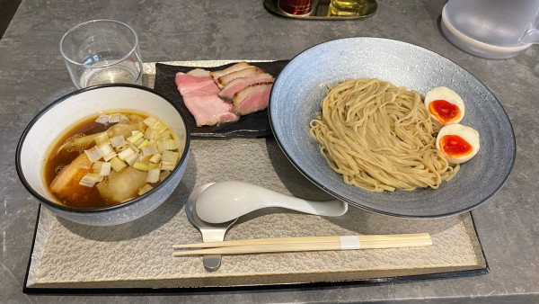 「つけ蕎麦〈醤油〉特上 ¥1,800」@宍道湖しじみ中華蕎麦 琥珀 池袋店の写真