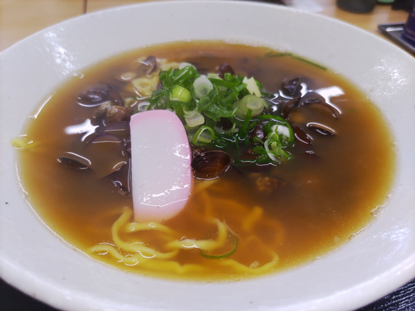 「しじみラーメン（細ちぢれ麺）950円」@中華そば 岩三郎の写真