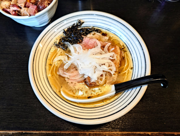 「塩煮干しそば+炙り肉玉丼」@陽はまたのぼるの写真
