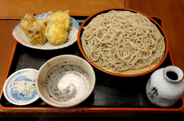 「ズッキーニと舞茸の天ぷら付き　もりそば（1,000円）」@そば処 きのえねの写真