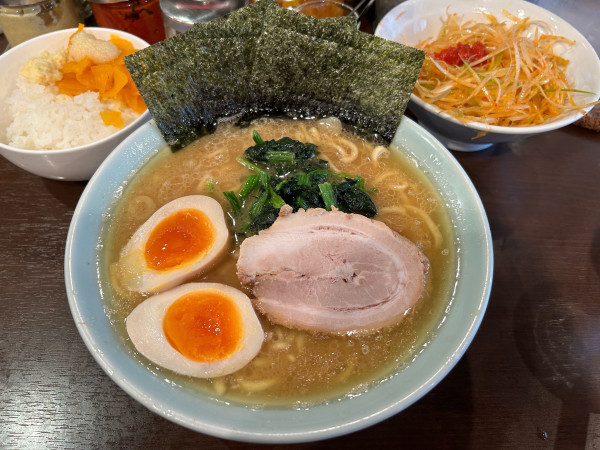 「ラーメン　味玉　ライス　辛ねぎ」@横浜家系らーめん いずみ家の写真
