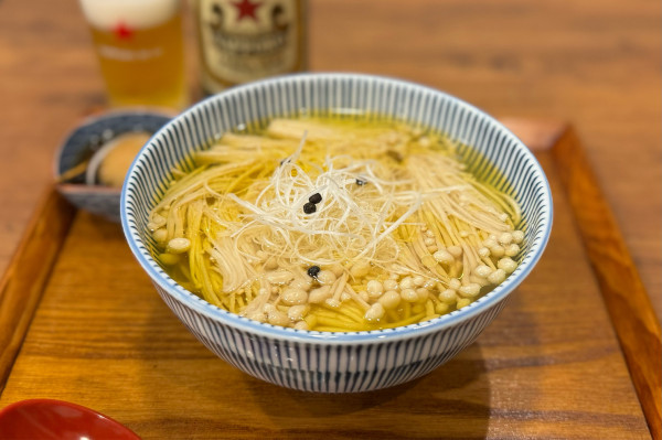 「【試作】エノキと台湾山胡椒（馬告）の中華そば（塩）¥1200」@キッチンきらくの写真