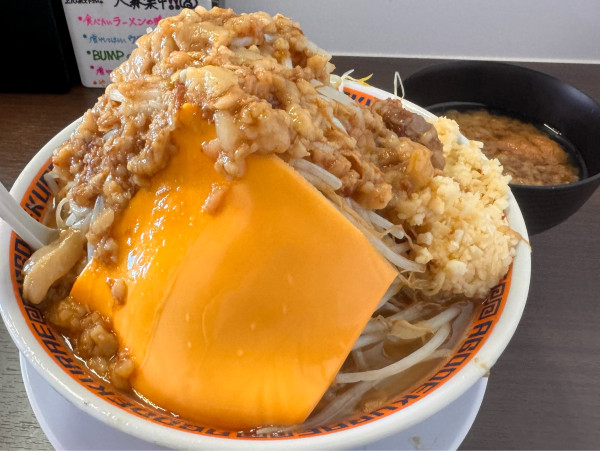 「ラーメン（お腹空いてます！コール）＋チーズ」@顎で喰らえ ラウンドワン草加店の写真