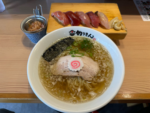 「利尻昆布と煮干しの追いかつおラーメン+赤酢握り5貫 1600円」@すごい煮干ラーメン野毛 すし 釣りきんの写真