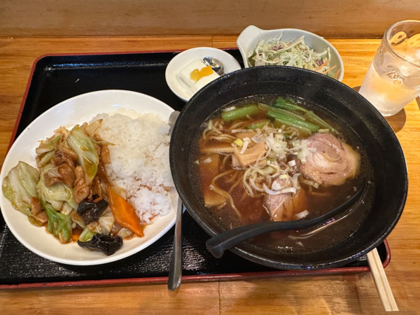 「日替ランチ（醤油ラーメン＋回鍋肉丼）880円」@四川料理 福来の写真