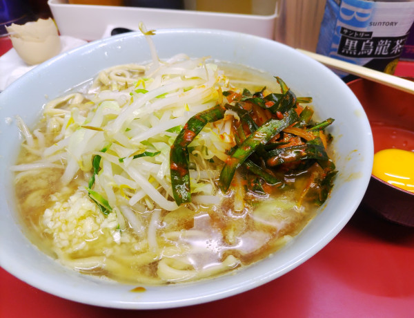 「小ラーメン（麺半分豚一枚）890円 生卵 ピリ辛にらだれ」@ラーメン二郎 中山駅前店の写真