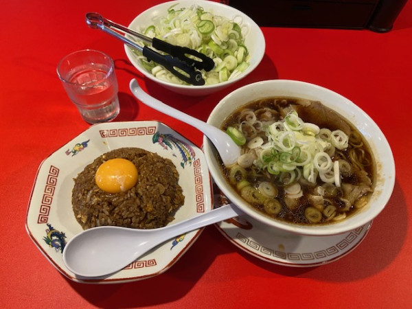 「「中華そば（並）」「ヤキメシ（1/2）黄身のせ」」@末廣ラーメン本舗 高田馬場分店の写真