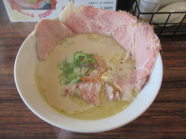 「【限定】チャーシュー半周ラーメン（1,200円）」@らぁ麺 しら山の写真