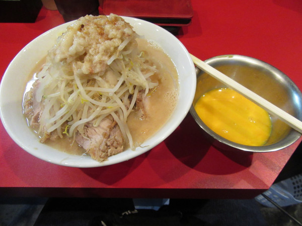 「ブタ入り小ラーメン（１１００円）＋生たまごW１００円」@ラーメン ヨシトミの写真