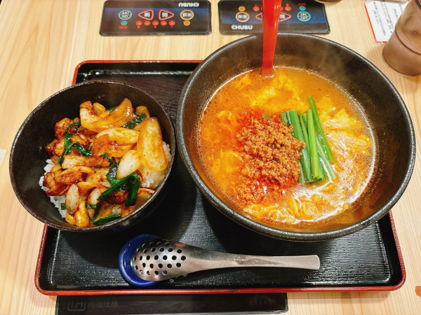 「辛麺＋辛味噌もつ丼」@博多辛麺鶴商店 大手門店の写真