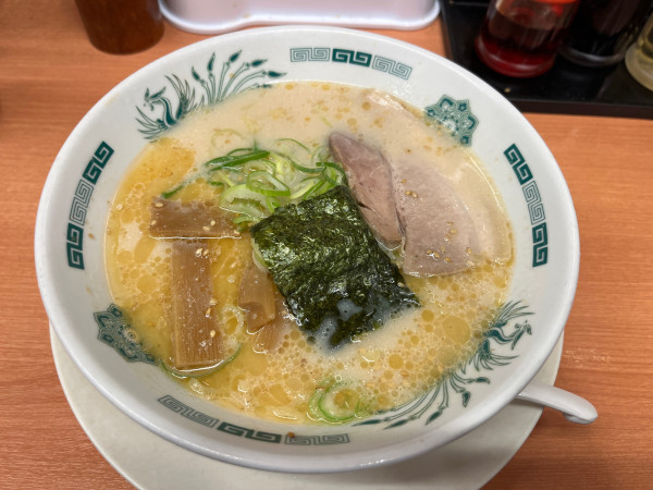 「とんこつラーメン　490円」@日高屋 浦和東口店の写真