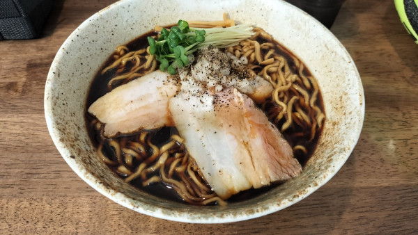 「漆黒ちぢれ麺大盛850円」@中華そば 安至の写真