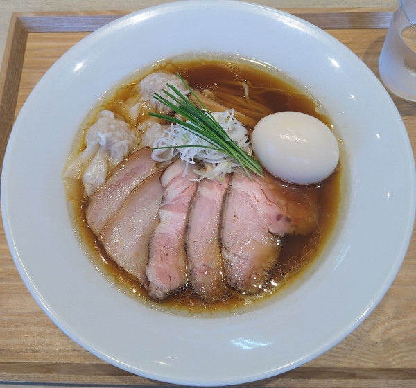 「特製中華蕎麦 1700円 ワンタン2個 200円」@宍道湖しじみ中華蕎麦 琥珀 東京本店の写真