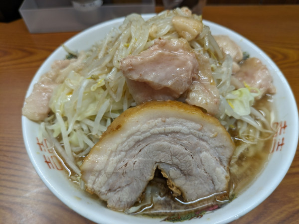 「ラーメン(ニンニク少なめ野菜アブラマシカラメ)900円」@ラーメン二郎 亀戸店の写真