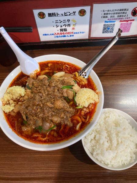 「辛いスタ満ソバ　小ライス」@元祖スタミナ満点らーめん すず鬼 熊谷うえちゃん店の写真