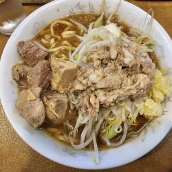 ラーメン（野菜少なめ脂マシ）　880円
