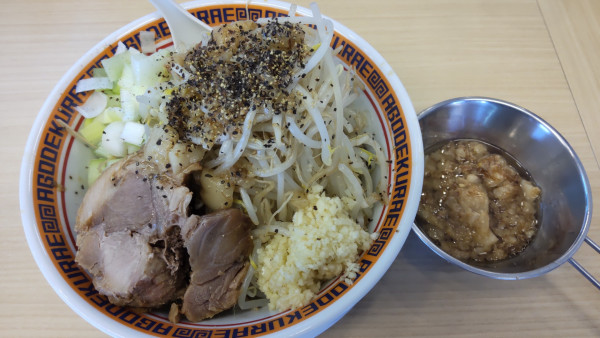 「ミニ汁なし800円全マシ」@麺屋 顎で喰らえの写真