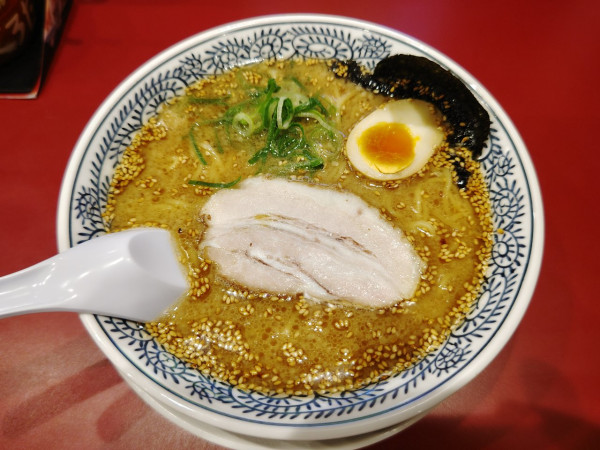「熟成醤油とんこつ白」@丸源ラーメン 入間インター店の写真