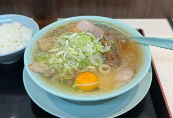 「月見中華そば ¥800、中ライス無料」@新橋ニューともちんラーメン 川崎駅前店の写真