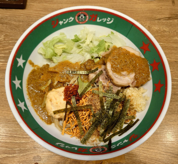 「冷しまぜそば+豚１枚(麺少なめ、940円)」@ジャンクガレッジ 大宮駅前店の写真