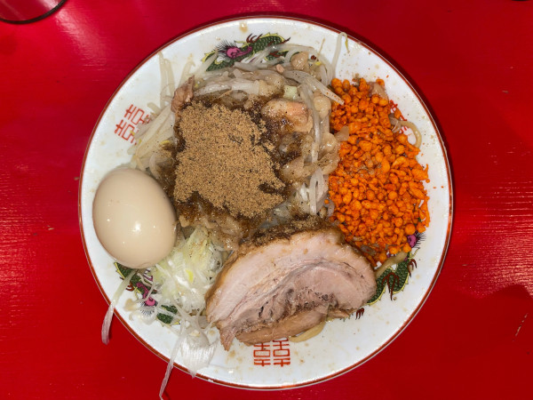 「まぜそば 小(¥950) 味玉(¥120)」@ラーメン鷹の目 北千住店の写真