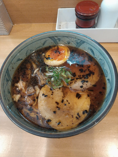 「醤油らーめん」@焦がしネギらーめん 葱次郎 大宮東口店の写真