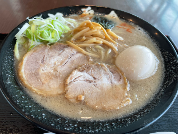 「特製醤油とんこつラーメン」@六厘舎 羽田空港店の写真