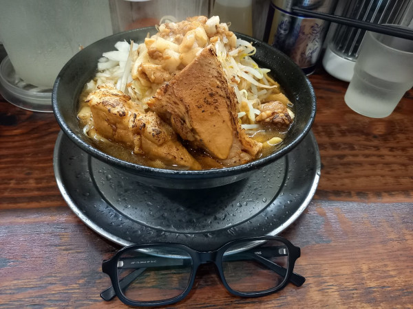 「小ラーメン(ニンニク少し・野菜・アブラ・たまねぎ)」@麺でる 川崎店の写真