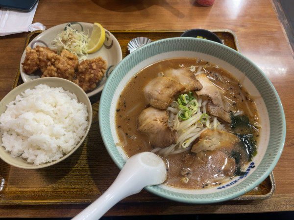 「ラーメン唐揚定食みそチャーシュー入り（1240円）」@どさん子大将 尼崎店の写真