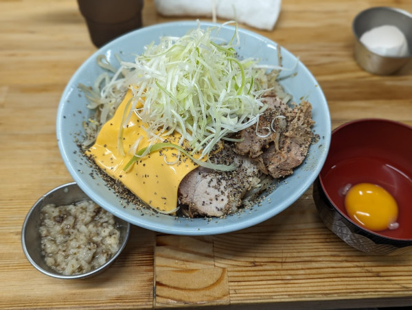 「ラーメン小塩汁なし野菜増し脂増しチーズ生卵別トッピング」@ラーメン工藤の写真